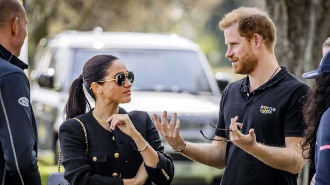 Принц Хари готов с ръкописа на своята книга 