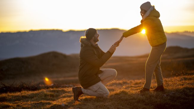 От Джаки Кенеди до Меган Фокс: Двукаменните годежни пръстени са любими на звездите