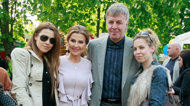 Щастлива баба: Илиана Раева показа внучките