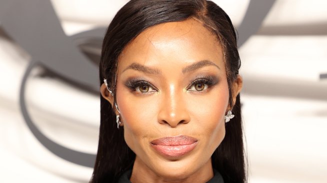 Наоми Кембъл позира гола и покрита със сребърни шипове