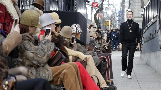 Марк Джейкъбс със селфи от имунизационния кабинет