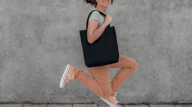 Плоски дамски чанти – сред моделите за пролет/лято 2021