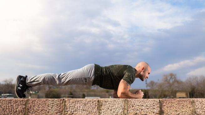 Какво се случва с тялото, когато правите планк?