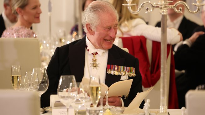 Чарлз III почете баща си, обличайки негово палто 