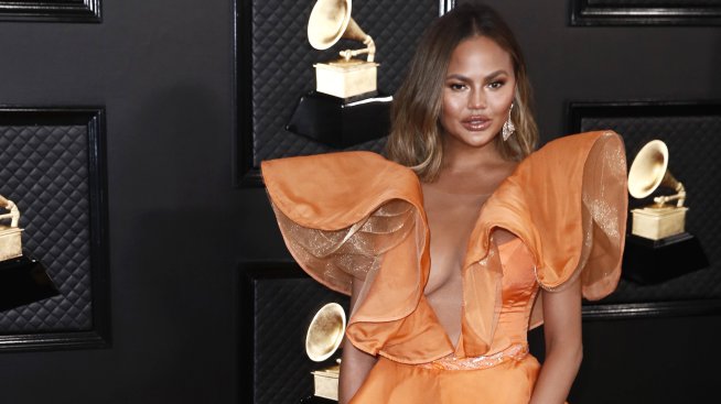 Криси Тейгън показа наедрялото си коремче 