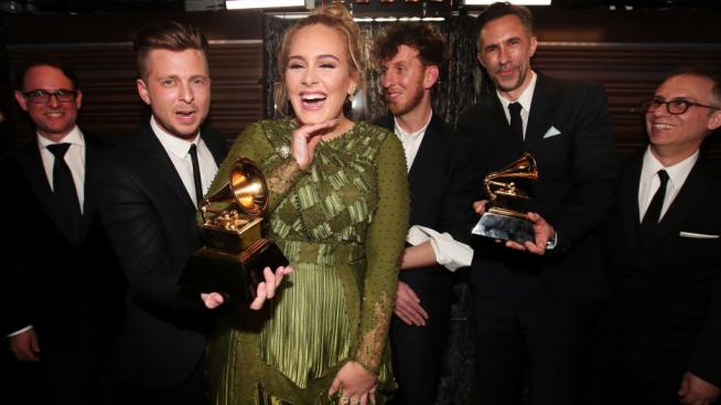 Спокойно! Адел не е болна