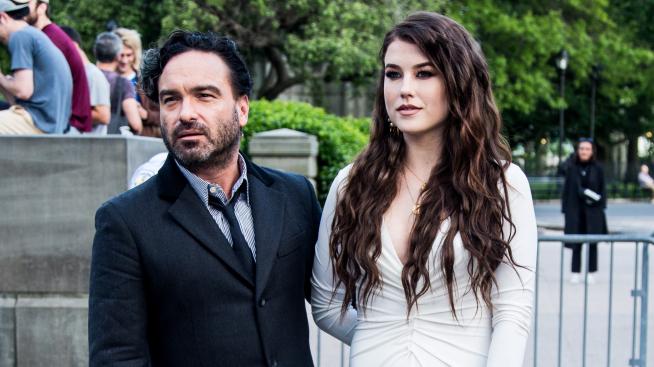 Джони Галеки от „Теория за Големия взрив“ се раздели с приятелката си 