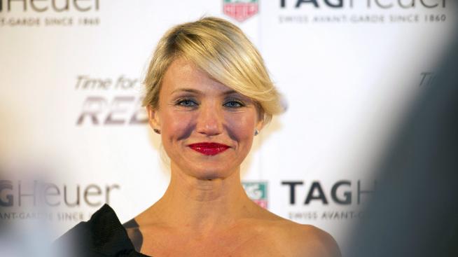 Камерън Диас комбинира четири аксесоара, вдъхновена от други звезди