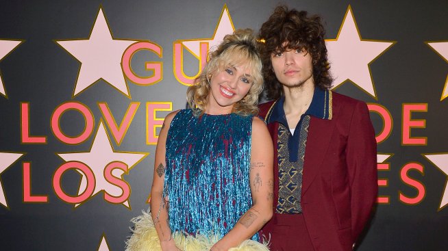 Стилни и влюбени – Майли Сайръс и гаджето ѝ Макс Морандо за Versace