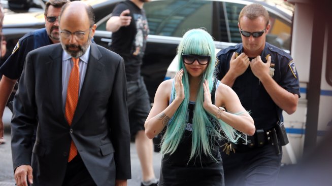 Аманда Байнс се разхожда гола из Лос Анджелис, вкараха я в психиатрия