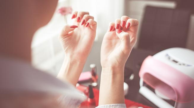 Как да спасим маникюра си в домашни условия?