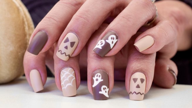 Маникюр за Хелоуин – 7 идеи с духчета и паяжини