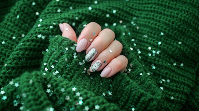 Коледен маникюр – празнични и красиви идеи в зелено
