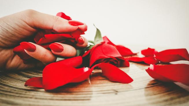 Бюти вдъхновение: Желираният маникюр на Деми Ловато