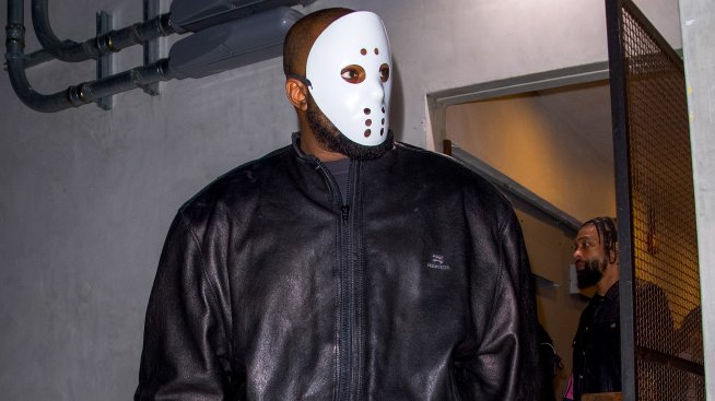 Кание Уест се носи като злодея от филма на ужасите „Петък 13-и“