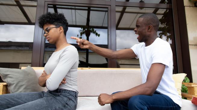 5 признака, че страдате от емоционален тормоз във връзката ви