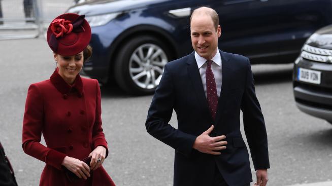 Принц Уилям и Кейт Мидълтън играят бинго с възрастни хора