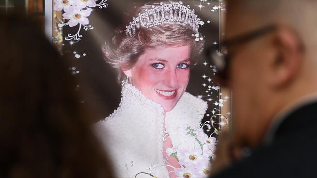 Точно преди сватбата: Принц Чарлз казал на Даяна, че не я обича 