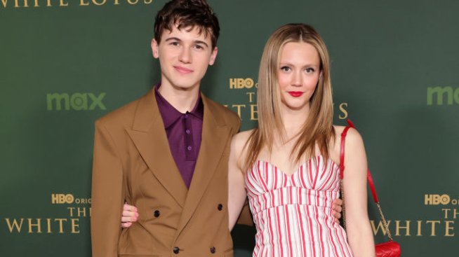 Звездните наследници Сам Нивола и Айрис Апатоу изглеждат по-влюбени от всякога