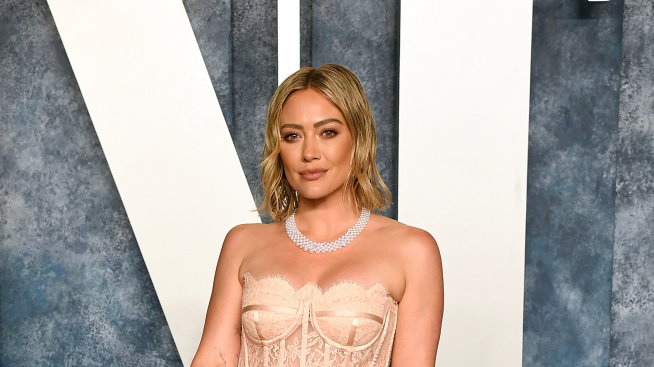 Красота и стил – Хилари Дъф с бляскаво завръщане на Седмицата на модата