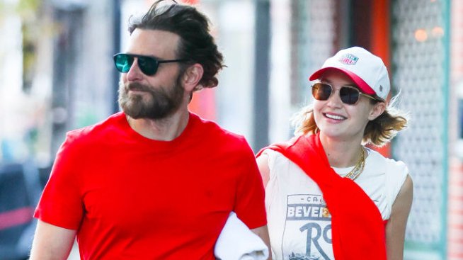 След първата си годишнина Джиджи Хадид и Брадли Купър се премениха като близнаци