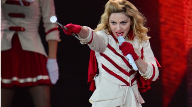 Мадона си хвана млад модел