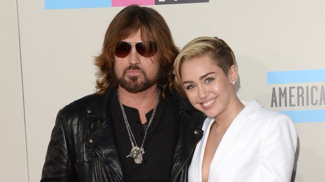 Бащата на Майли Сайръс, Били Рей, се оплака от домашно насилие