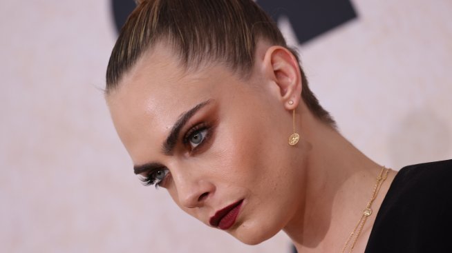 Кара Делевин се мотае в сексшоп и пие съмнителна течност от пипетка