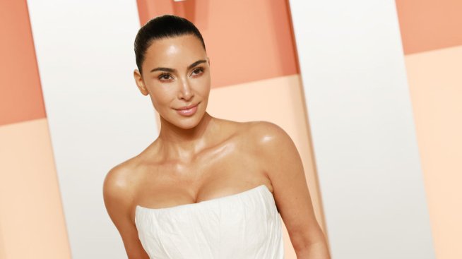 А хора гладуват – Ким Кардашян носи гривни за глезен, които струват повече от къща