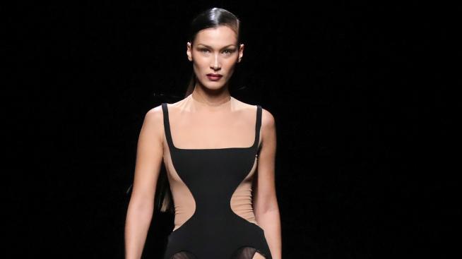 Визия на деня: Бела Хадид с прозрачно облекло за наградите на MTV