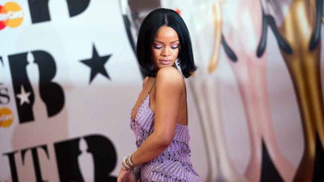 Риана показа първите си козметични продукти