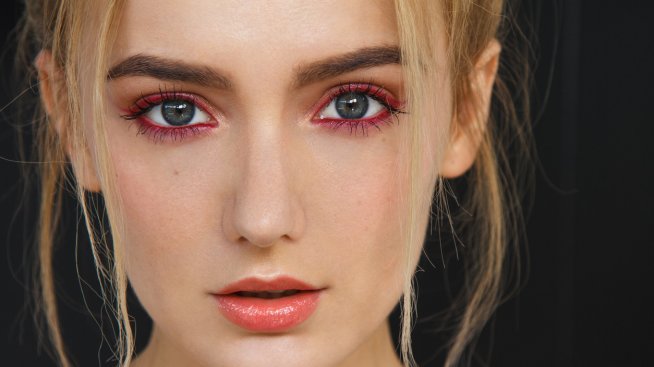 Пролетен грим: Звездите залагат на червените сенки