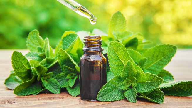 Ментово масло за коса – защо да го включите в рутината си