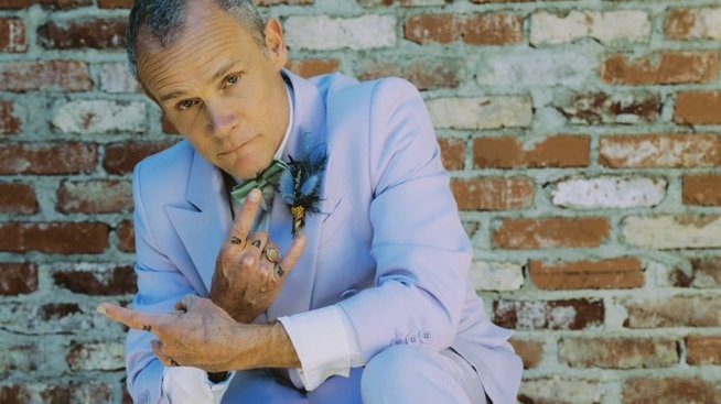 „ДА“ в лилаво за Флий от Red Hot Chili Peppers