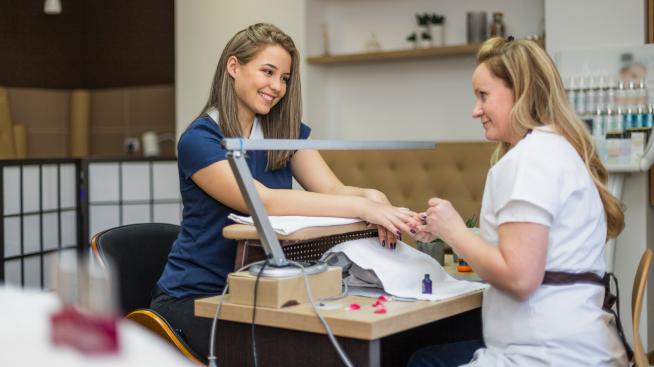 Какви рискове крият салоните за маникюр? 