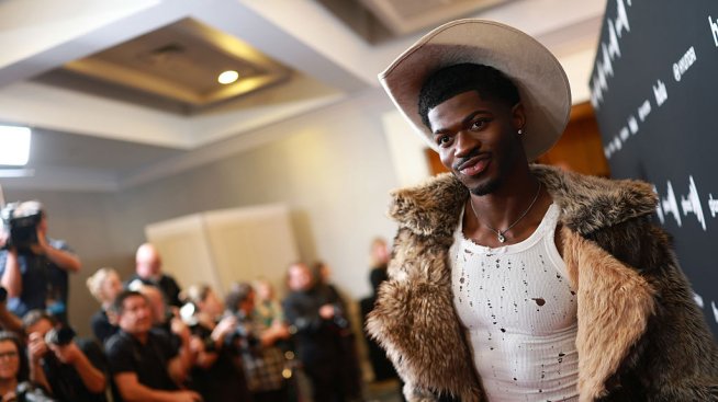 Lil Nas X бе хванат по бели гащи по улицата, арестуван и вкаран в болница