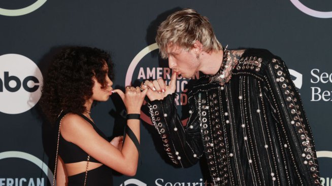 Machine Gun Kelly и дъщеря му Каси като Джей Зи и Бионсе