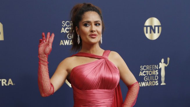 Салма Хайек отново е тук и отново е по бански