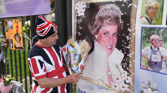 Показват портрет на принцеса Даяна в двореца Кенсингтън