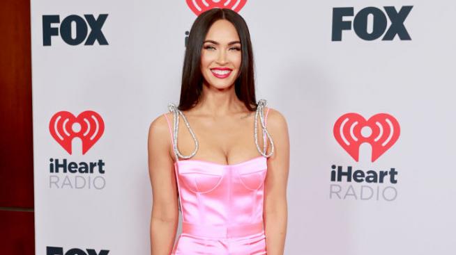 Летен маникюр: Меган Фокс с цветен френски