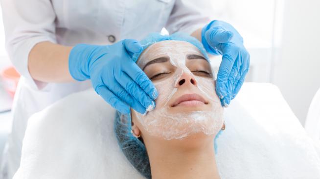 Пилинг със салицилова киселина – кои са предимствата му? 