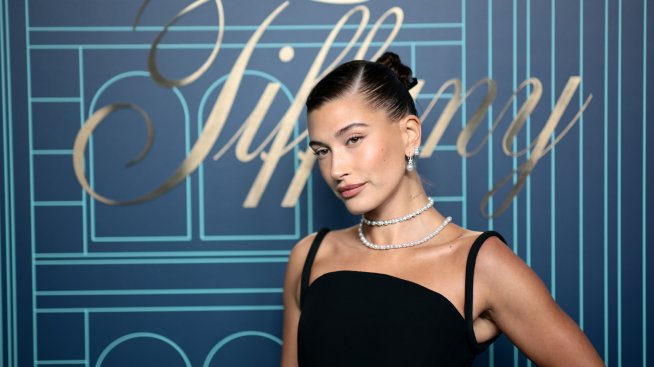 Ягодово момиче: Хейли Бийбър носи колие, посветено на Джъстин