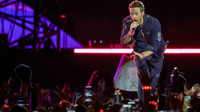 Неловко – Крис Мартин залови прелюбодейци на свой концерт 