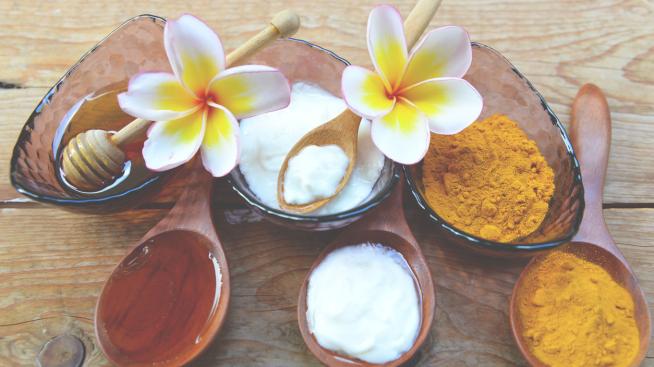 Направи си сам: Маска за лице от куркума и мед