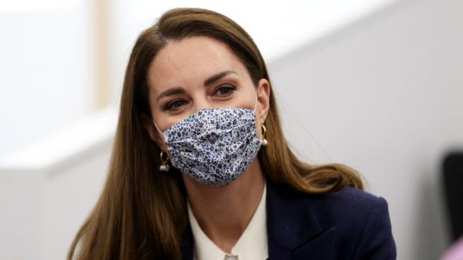 Пролетна мода: Кейт Мидълтън с перфектната карирана рокля