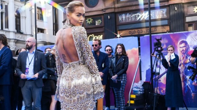 Рита Ора обиколи Париж с джапанки на платформа