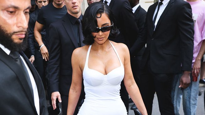 Ким Кардашян ослепи публиката с 250 карата диаманти на ревюто на Balenciaga