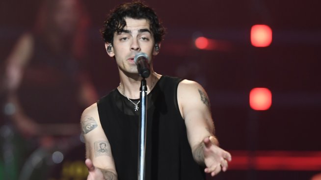 Коя беше Софи Търнър - Джо Джонас посрещна новата година с моделка