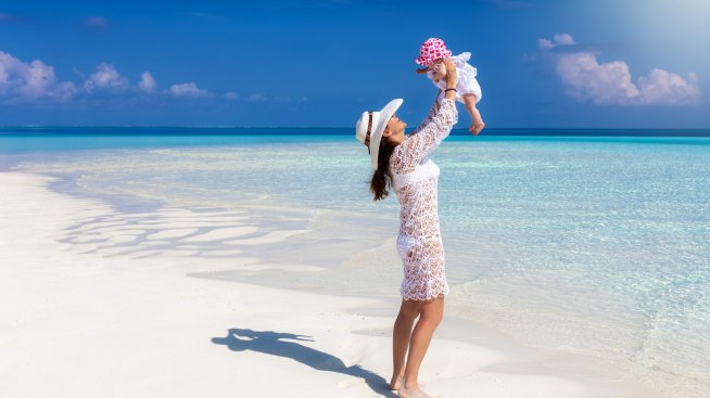 Глория заведе внучката си на плаж