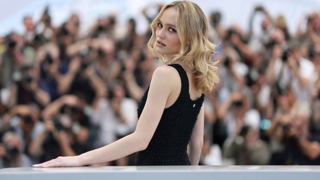 Лили-Роуз Деп смени цели три рокли за актьорския си дебют в Кан